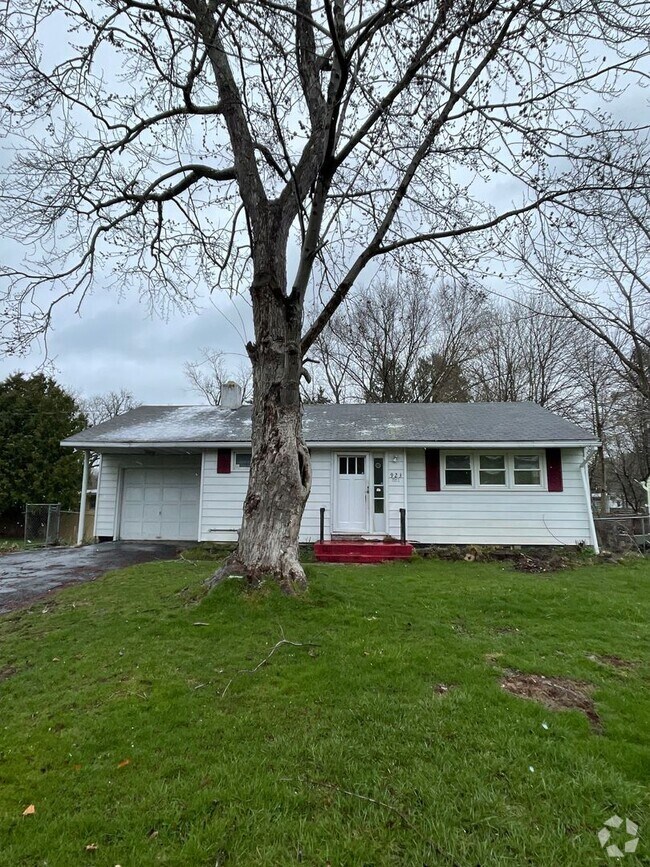 Building Photo - 2 Bedroom Ranch For Rent - Outer Comstock ...