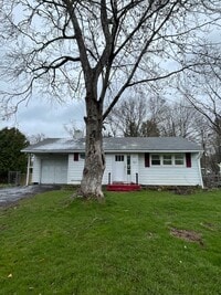 Building Photo - 2 Bedroom Ranch For Rent - Outer Comstock ...