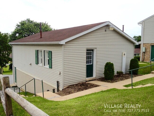 Building Photo - 605 Country Club Rd