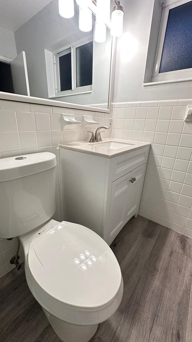 Building Photo - 1911 NE 28th Ct