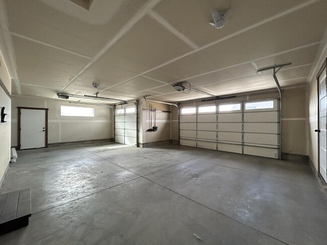 Building Photo - Luxury 4 Bed / 2 Bath Home on .84 Acres – UTILITIES INCLUDED - 3 Car Garage – RV Parking