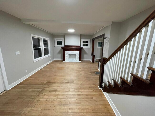 Building Photo - 317 Kenwood Ave