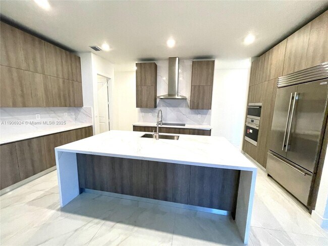 Building Photo - 11181 SW 92nd Ave