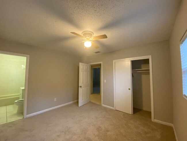 Building Photo - 1421 Ridgecrest Rd