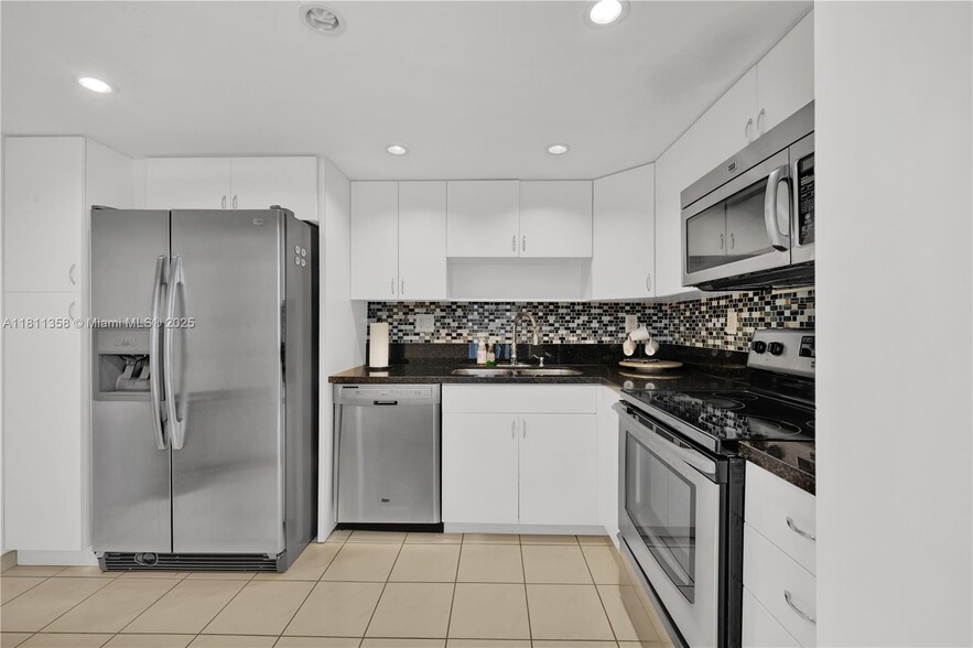 Building Photo - 100 Bayview Dr