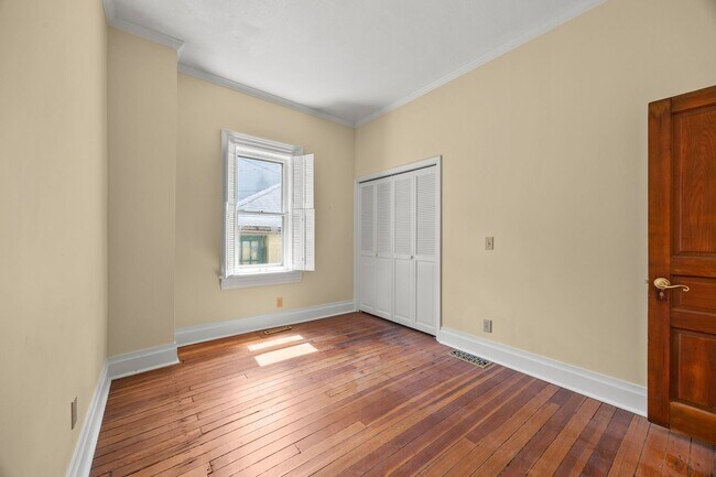 Building Photo - Beautiful German Village Home with Parking and Outdoor Space