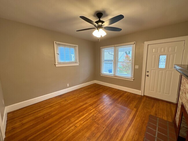 Building Photo - Redbud Alley 123-125 YBR