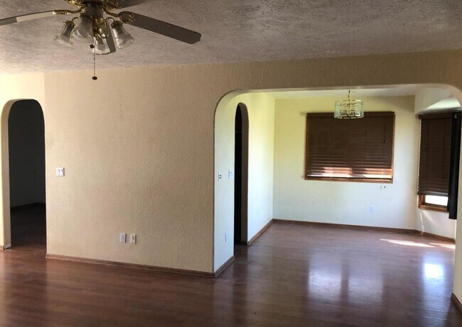 Building Photo - 985 S Monterosa Dr