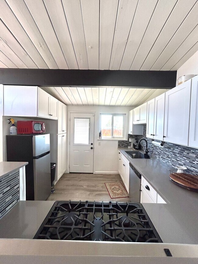 Building Photo - Adorable 2 bedroom 1 bathroom home