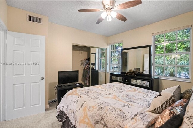 Building Photo - 8031 Sanibel Dr