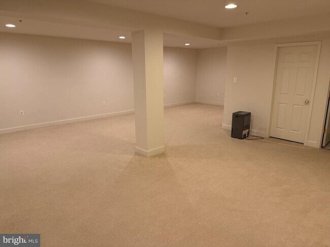 Building Photo - 615 Strandhill Ct