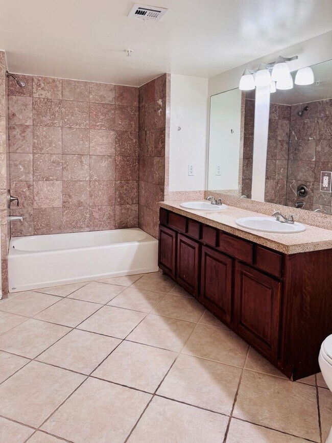 Building Photo - 3 Bedroom 2 Bath Penthouse condo in Van Nuys