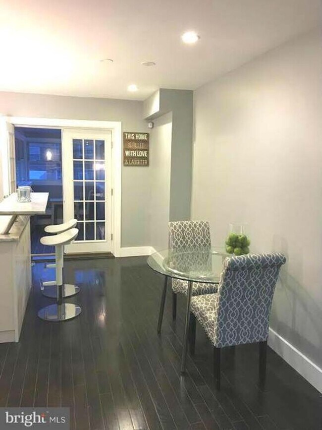 Building Photo - Spacious Townhome with Off Street Parking