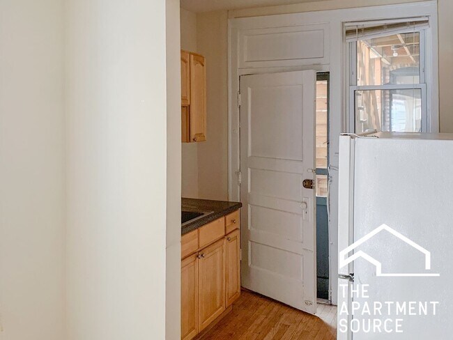 Building Photo - 2202 W Foster Ave