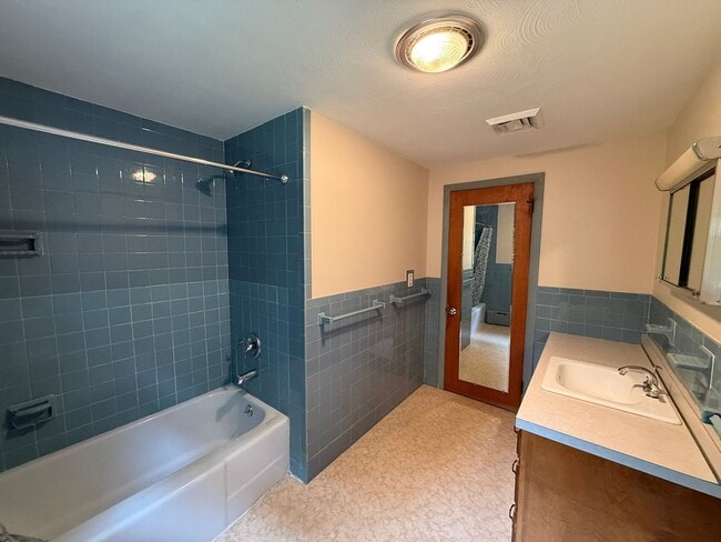 Building Photo - Beautiful 3 Bed, 1 Bath Single Family for Rent in Broad Brook!