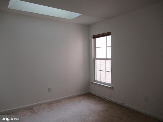 Building Photo - Beautiful 3 BR 3.5 BA Townhouse in Germantown