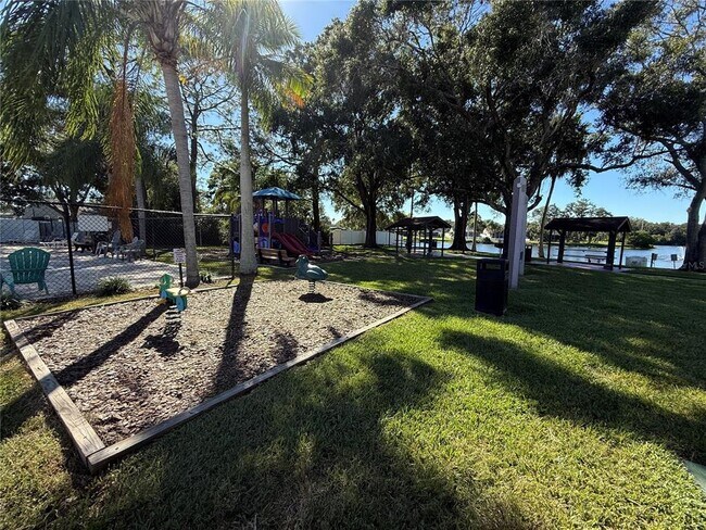 Building Photo - 525 Lakeview Dr