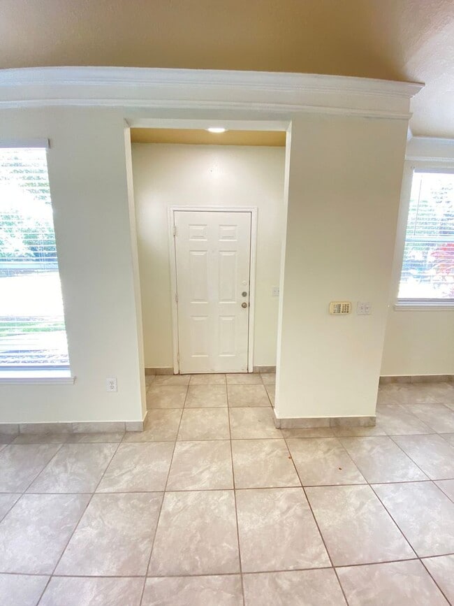 Building Photo - 3Bdrm 2Bath w/ garage -- Gated Community o...