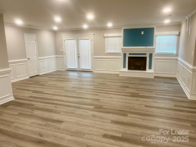 Building Photo - 725 Brookside Dr