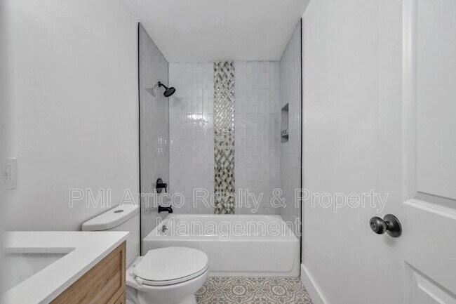 Building Photo - 304 W Idlewild Ave