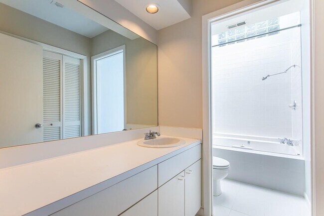 Building Photo - 1214 Cleburne Ave NE