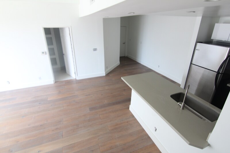 Building Photo - 884 Palm Ave