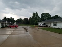 Building Photo - 1112 Oakview Dr