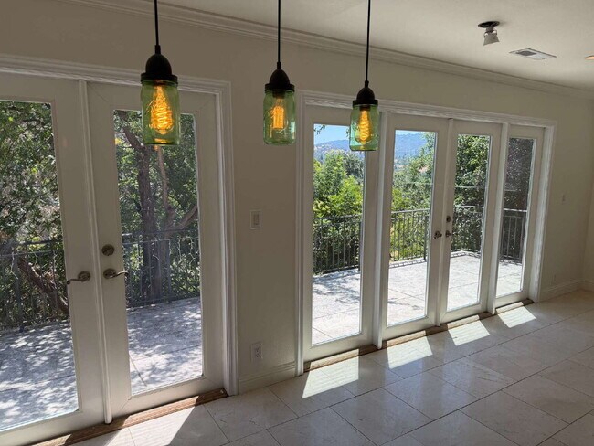 Building Photo - "Charming 2-Bedroom Retreat with Granite Accents & Gleaming Hardwood Floors in Lafayette!"