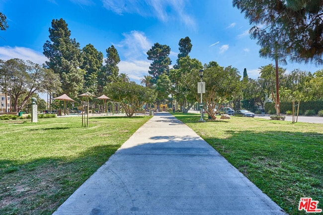 Building Photo - 865 S Lucerne Blvd