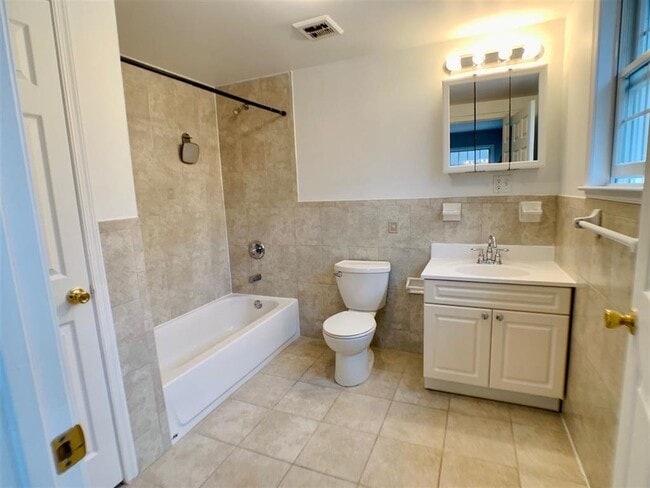 Building Photo - 2700 Summit Ave