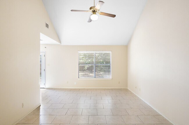 Building Photo - 265 Lohmann St