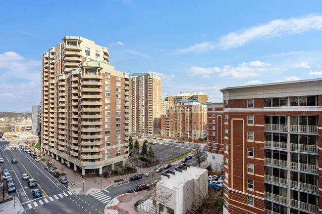 Building Photo - Sun-Drenched 1BR Condo with Rooftop Pool & Parking in Heart of Ballston
