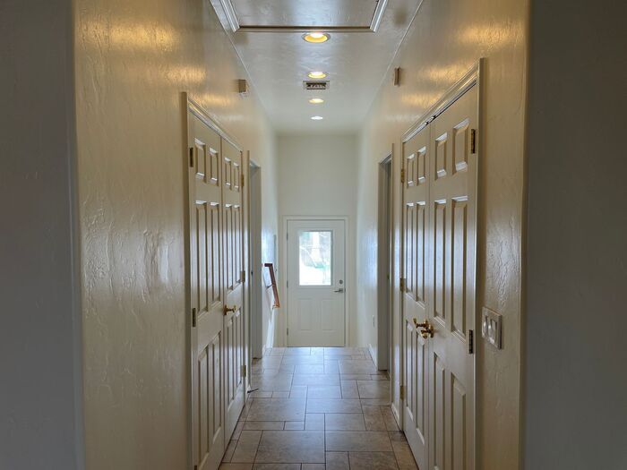 Building Photo - 1046 N 4th Ave