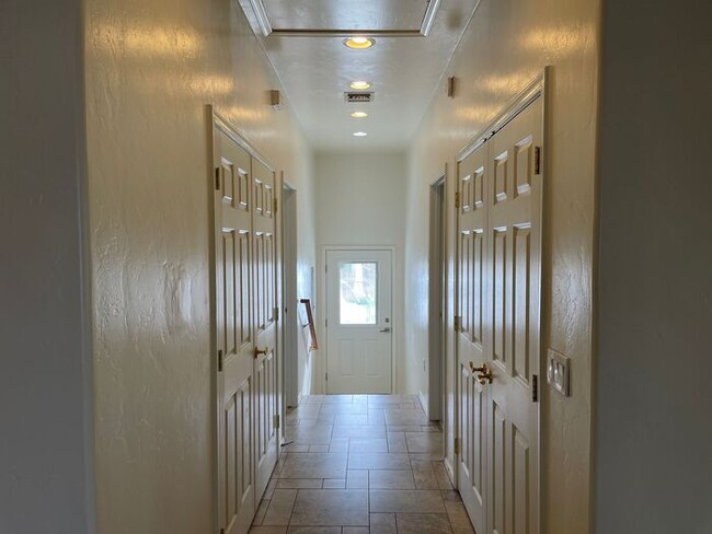 Building Photo - 3Bdm 3Ba close to U of A! must see!