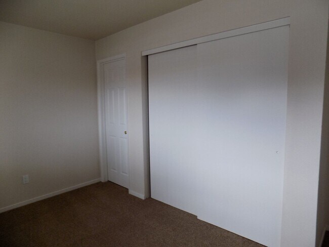 Building Photo - 498 Hintz Ave