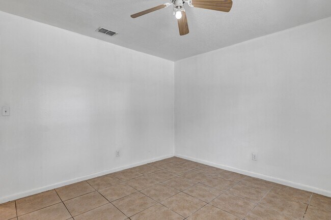 Building Photo - Freshly Updated 2-Bedroom Home with Stainless Steel Appliances & Private Patio – Ocala, FL