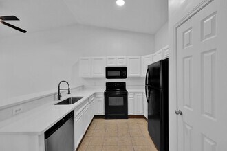 Building Photo - NEWLY RENOVATED 3 BEDROOM 2.5 BATHS TOWNHO...