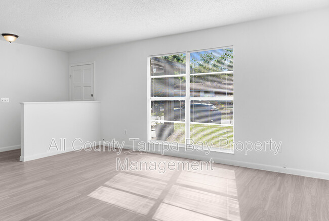 Building Photo - 905 N Newport Ave