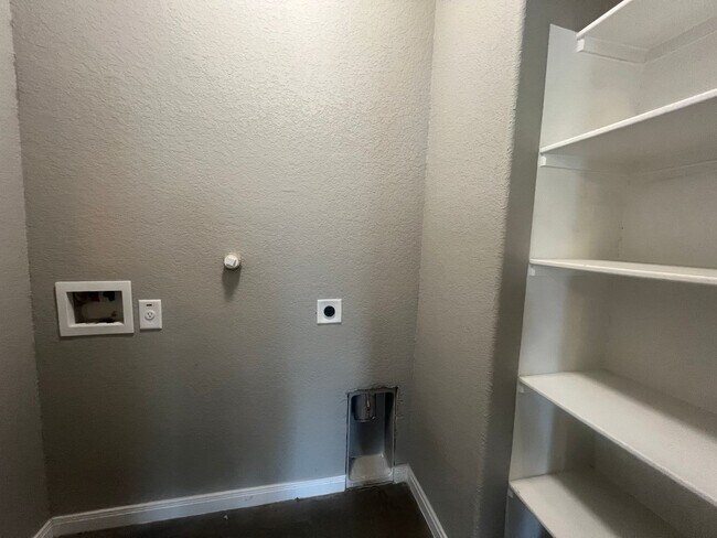 Building Photo - Luxury 3/2 Duplex in Seguin, Texas