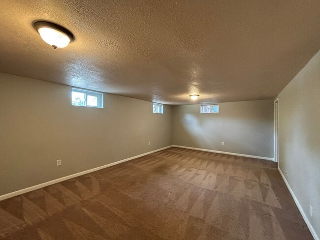 Building Photo - 3 Bed/2 Bath Ranch Home on Large Lot with Oversized Garage