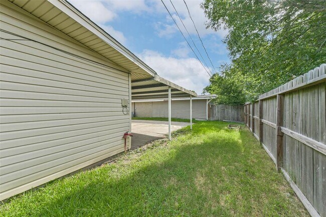 Building Photo - 1124 Helen Dr