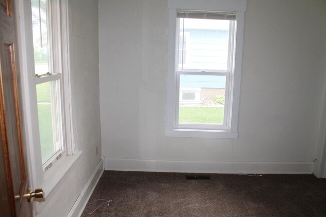 Building Photo - 707 W Main St