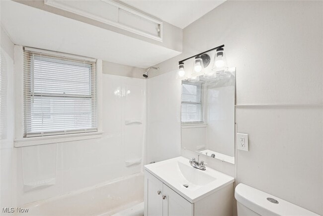 Building Photo - 2302 Saratoga Ave