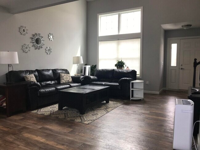 Building Photo - 2119 Meadowsweet Pkwy