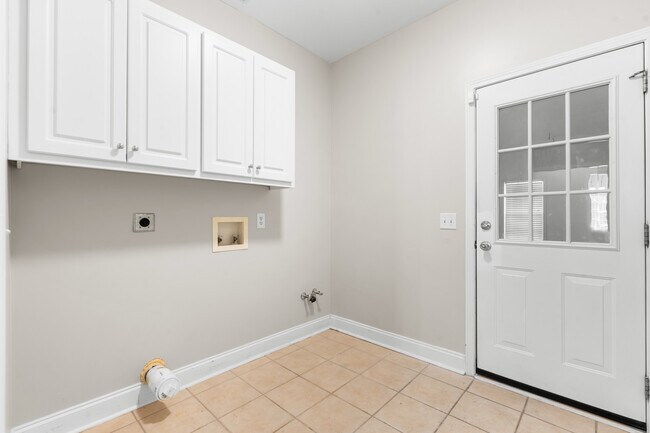 Building Photo - 1811 Old Carriage Trail