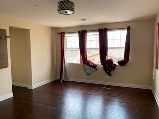 Building Photo - Beautiful 5 Bedroom Home for rent in Lopel...