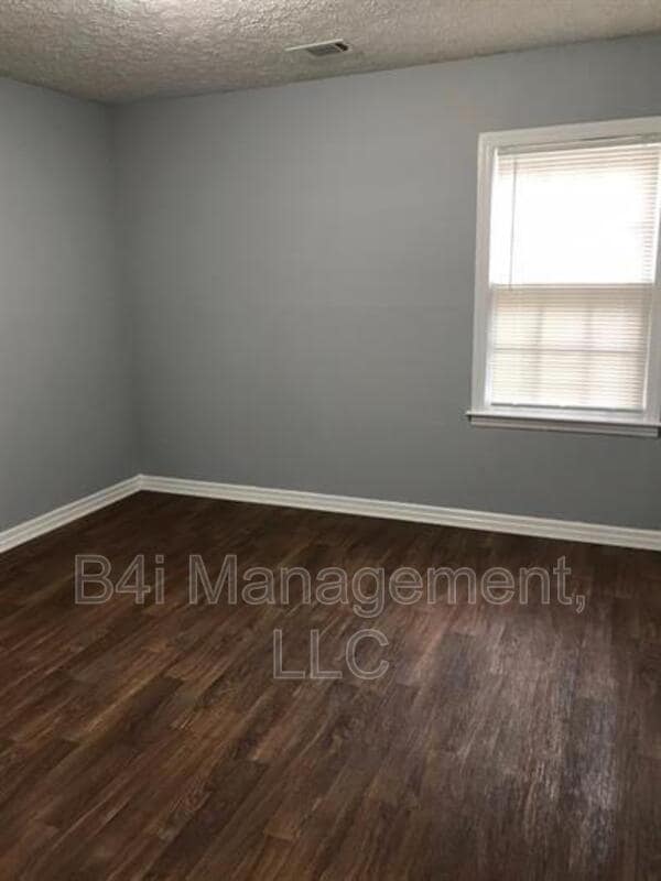 Building Photo - 4692 Beecher St