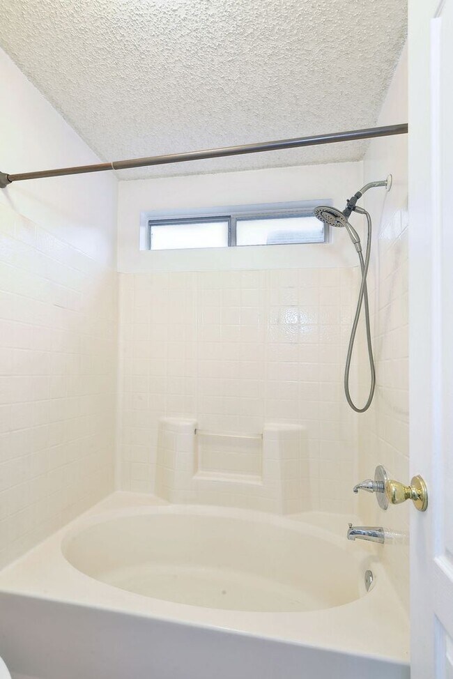 Building Photo - Updated Kiln Creek Home