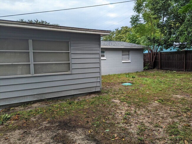 Building Photo - BEAUTIFUL 3/2/1 1020 Sq Ft, UPDATED kitchen & bath, ALL tile floors, LARGE fenced in yard!!