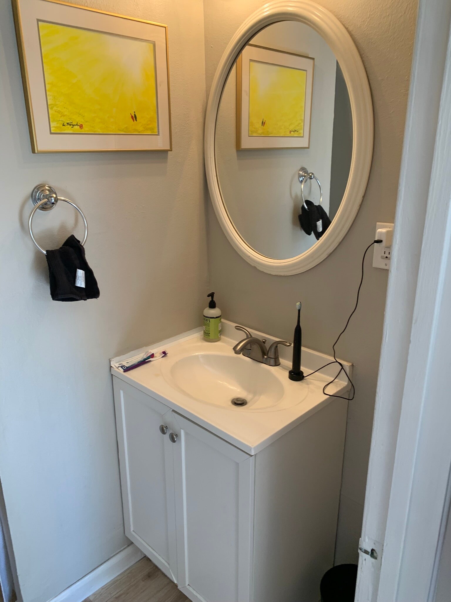 Building Photo - 1050 E 8th St